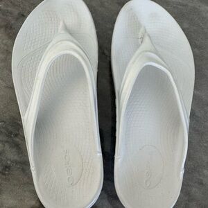 OOFOS Women's Classic White Sandals